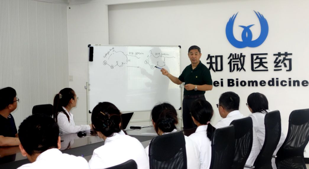 Dr. Ding Qingjie is giving a lecture